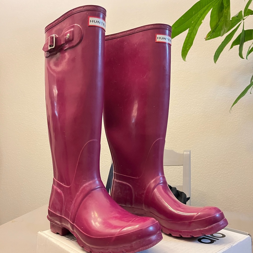 HUNTER magenta boots size 8
